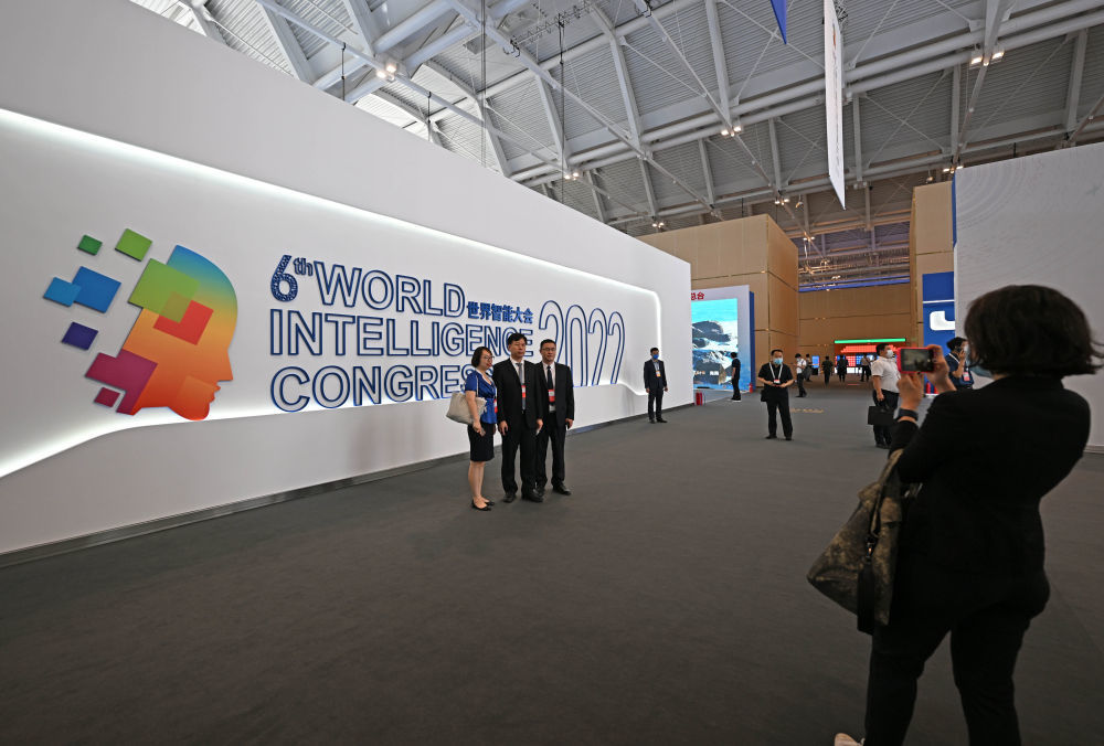 在第六届世界智能大会云开幕式现场外，参会者在拍照留念。新华社记者 赵子硕 摄