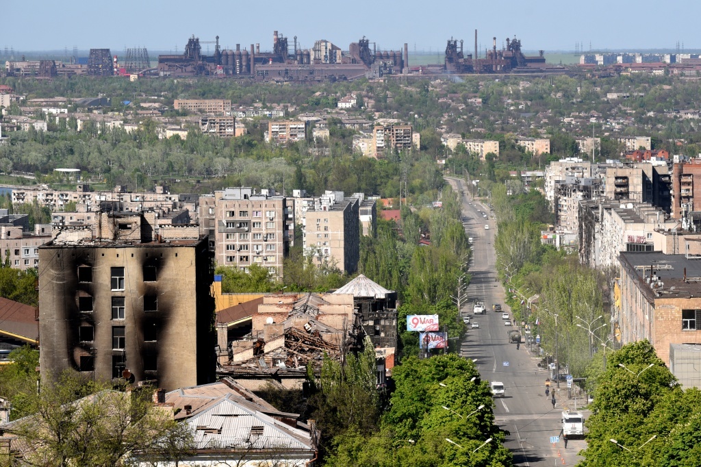 当地时间2022年5月8日,乌克兰马里乌波尔,亚速钢铁厂浓烟滚滚。据俄罗斯国家防御指挥中心负责人米津采夫7日说,乌克兰马里乌波尔市亚速钢铁厂平民撤离行动结束。
