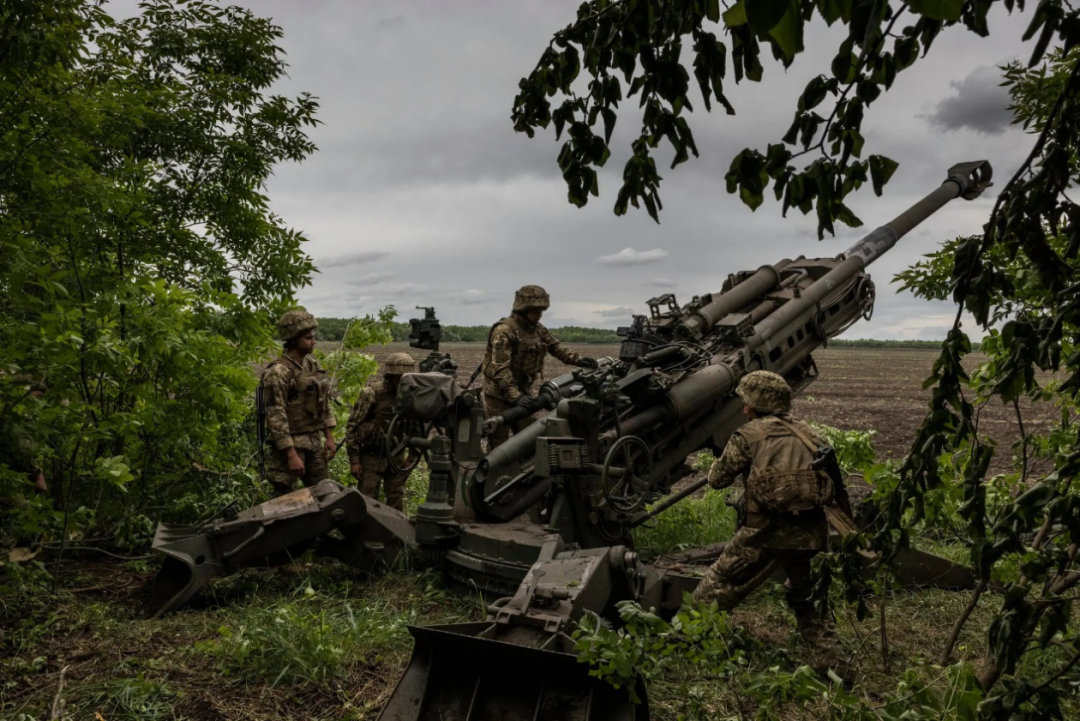 《纽约时报》报道配图，今年5月，乌军准备向顿涅茨克地区的俄军阵地发射榴弹炮。