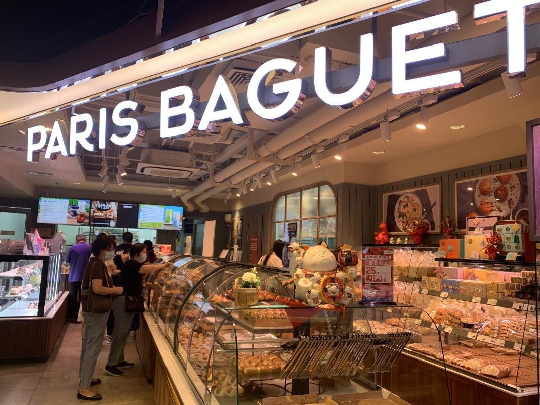 9月6日上午11点，巴黎贝甜（新世界城店），此时结账区已有顾客开始排队。