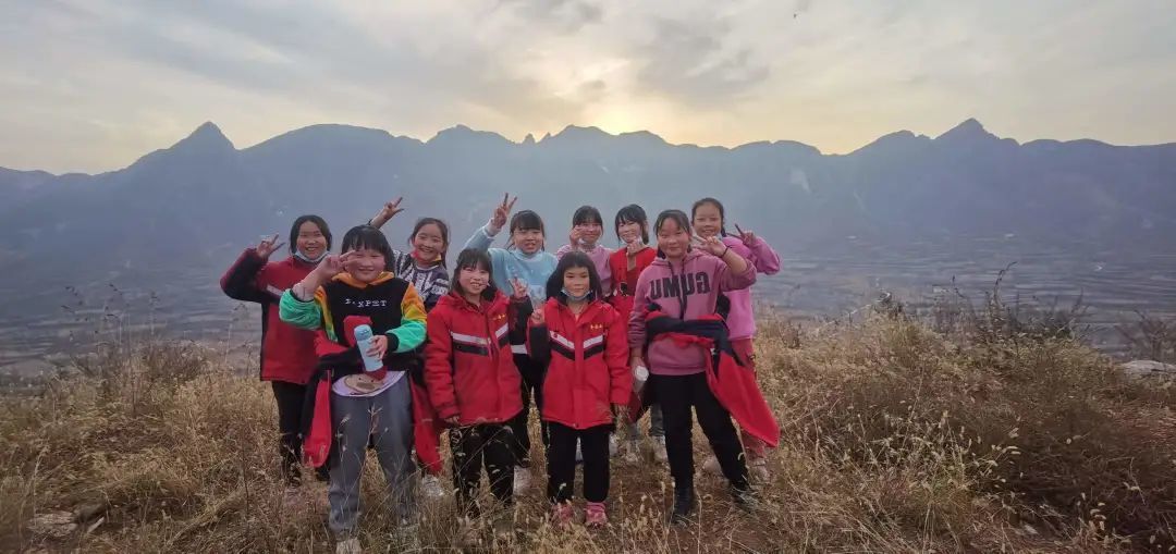 &middot; 岭后小学的孩子们。