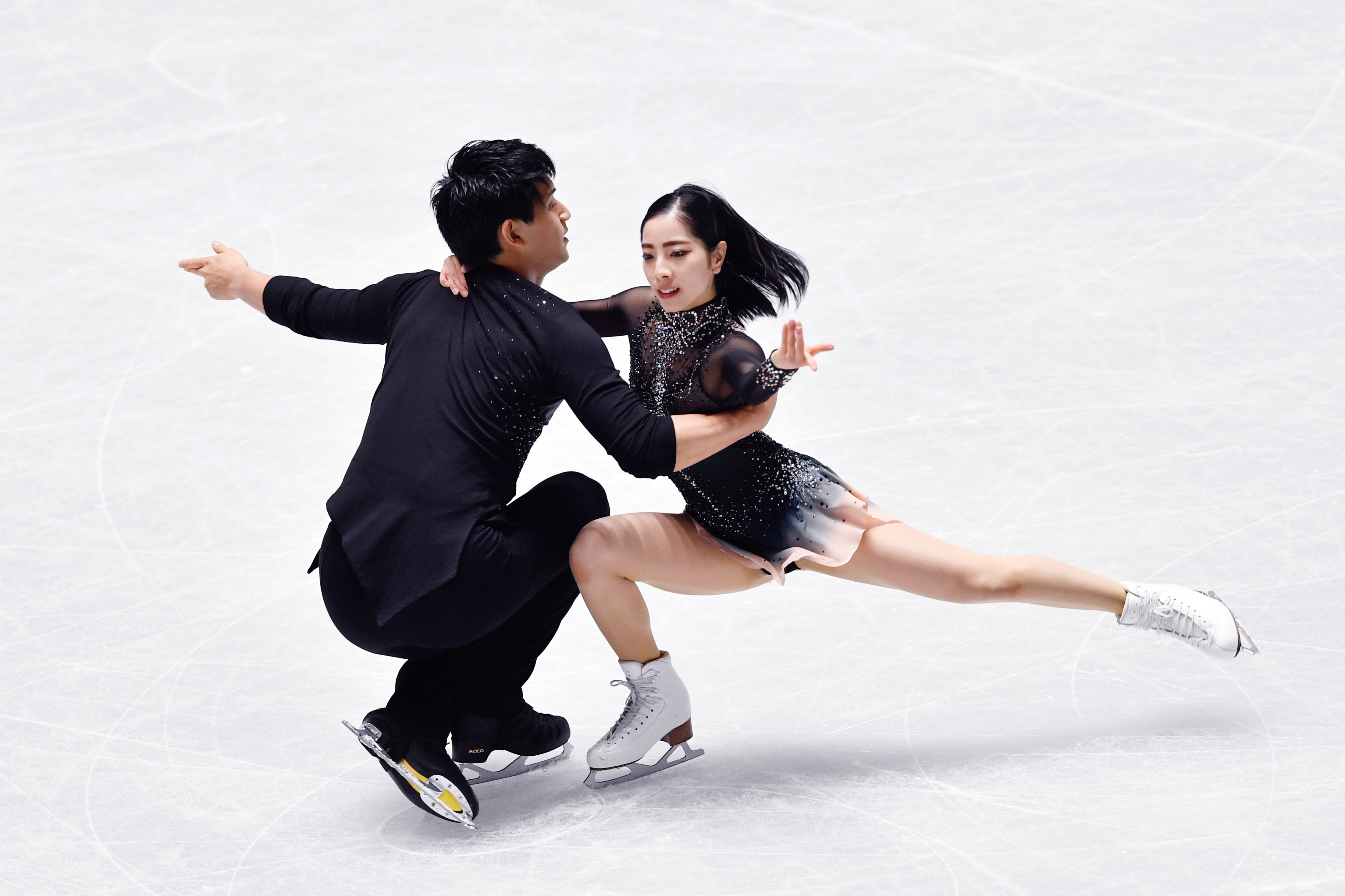 2021年11月13日，三浦璃来（右）/木原龙一在日本东京举行的2021-2022赛季花样滑冰大奖赛日本站双人滑比赛中。新华社记者张笑宇摄