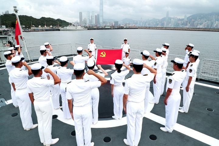 ↑驻香港部队某舰艇大队组织官兵向党旗宣誓（2021年6月29日摄）。新华社发（陈杰 摄）