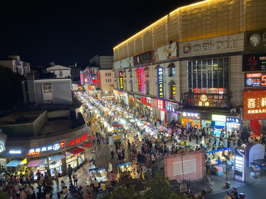 熙熙攘攘的武林夜市.(采访对象供图)
