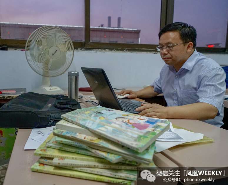 为中小学教材“纠错”14年，这位老师状告过教育部和出版社，22次官司一次都没赢