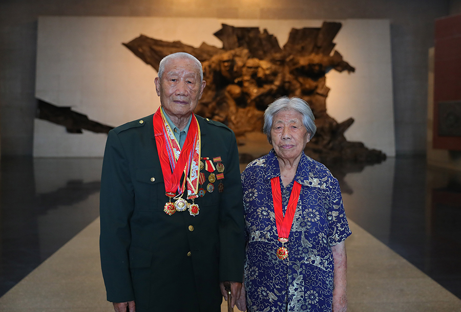 老战士于道清（左），2022年8月16日摄于辽宁省锦州市。新华社记者 杨青 摄