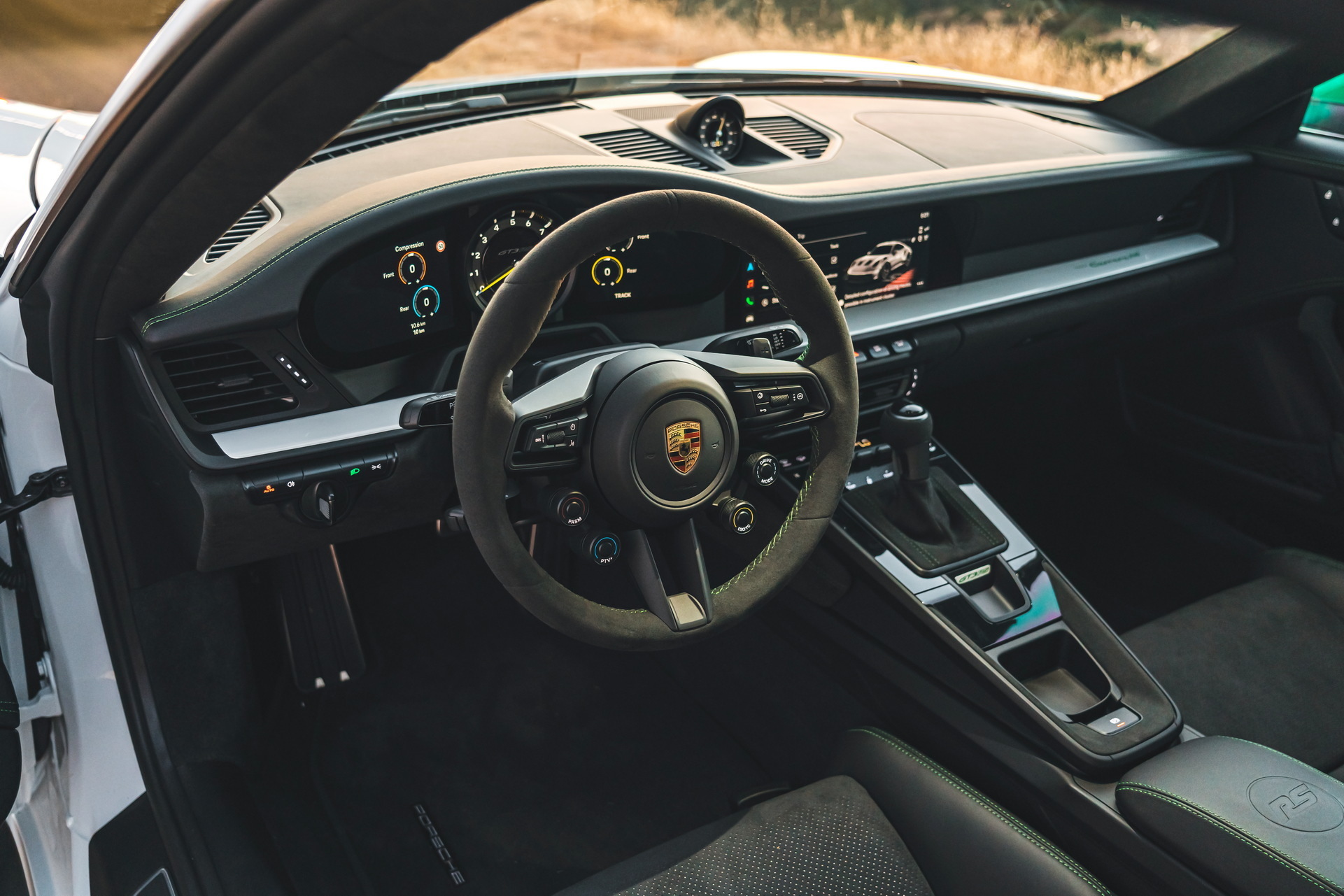 凤凰网汽车>全媒体>正文>内饰部分,保时捷新款911 gt3 rs特别版采用