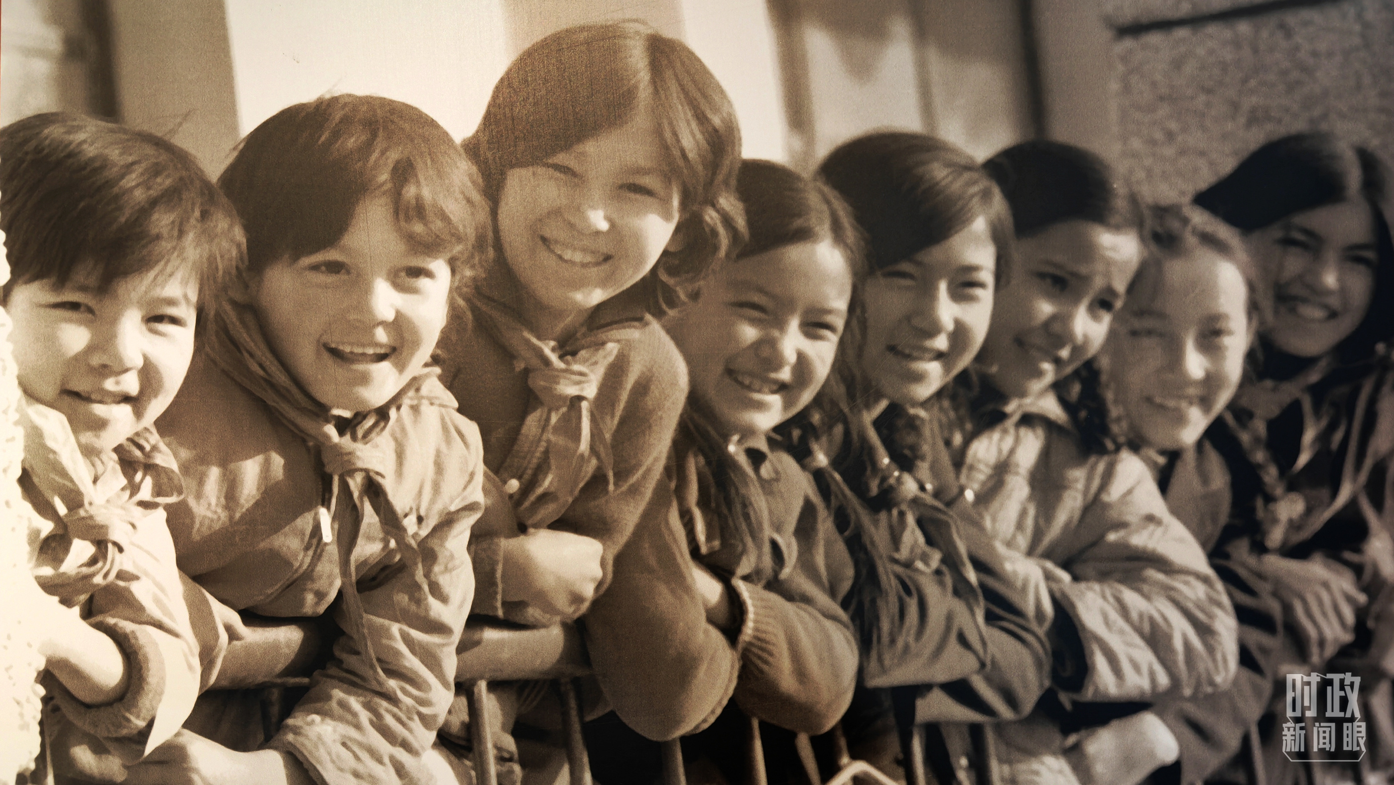 △军垦博物馆内展出的民族中学学生照片。(总台央视记者彭汉明拍摄)