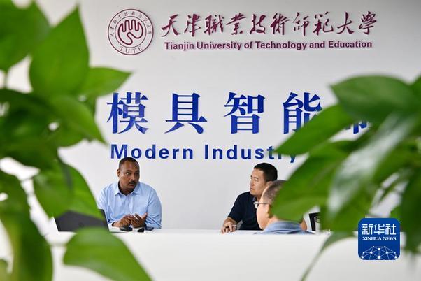 在天津职业技术师范大学，老师和留学生就课程设置情况互相交流（8月12日摄）。新华社记者李然摄