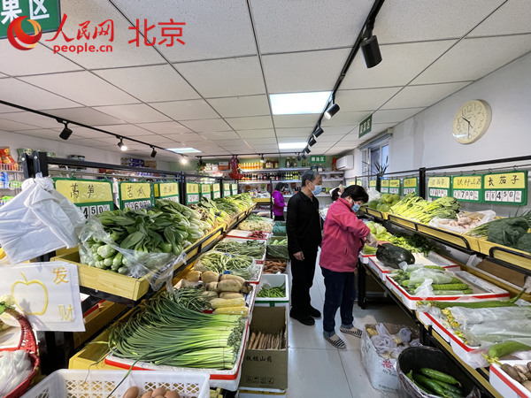 呼家楼北社区便捷服务综合中心菜店内,蔬菜供应充足。人民网 尹星云摄