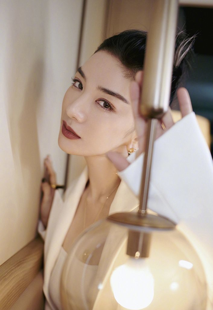 黄奕全白穿搭写真释出干练酷飒御姐范十足