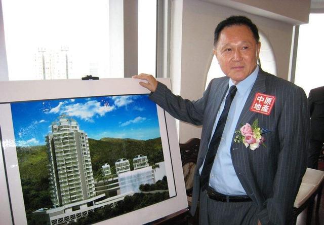 年少时赵世曾留学回国之后,进入"船王"父亲赵从衍的"华光地产"工作