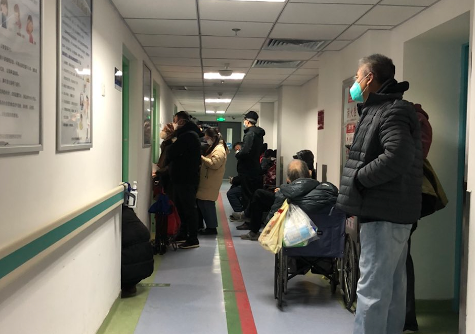 北京安贞医院发热门诊,夜间急诊病人在排队等待诊治。(图源:@cruisefox2)