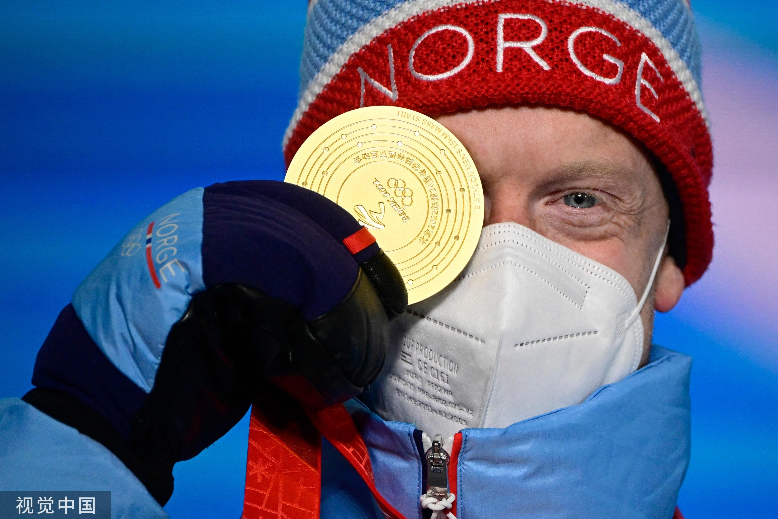 挪威选手约翰内斯·廷内斯·伯厄在冬季两项一人拿下四金。