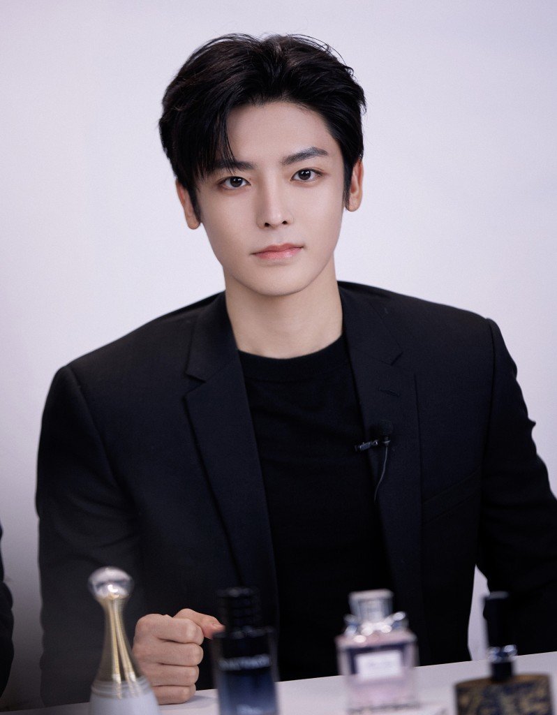 侯明昊出席时尚品牌直播活动黑西装霸总造型冷冽帅气