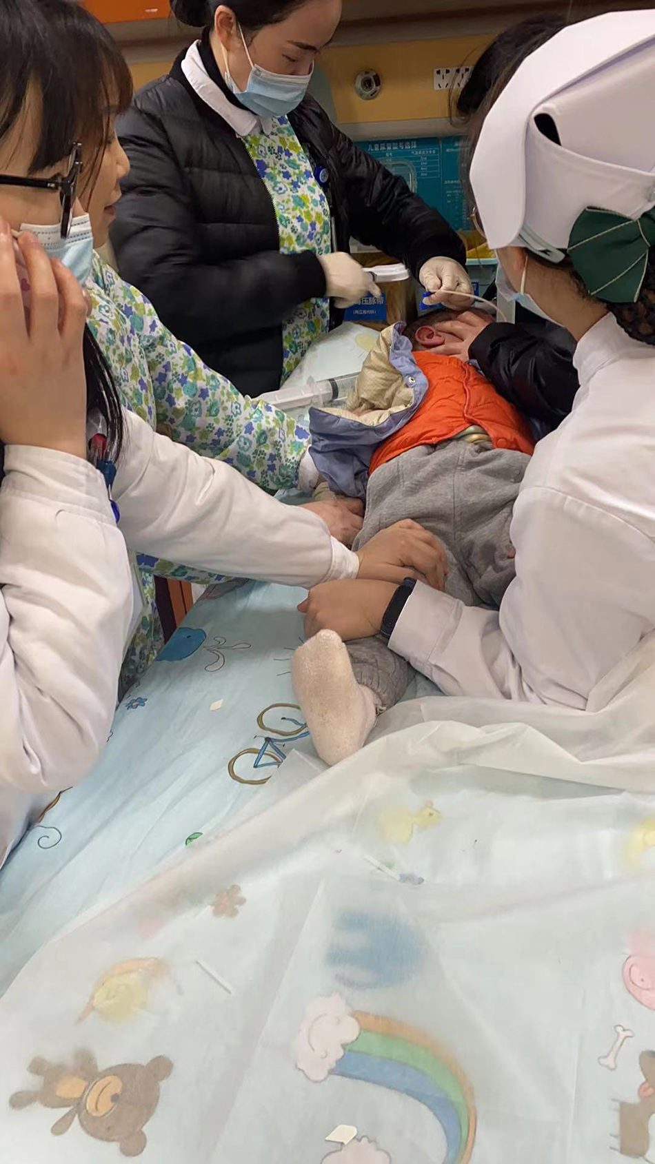 罗先生的儿子小宁误服消毒剂后被送往医院救治。 受访者 供图