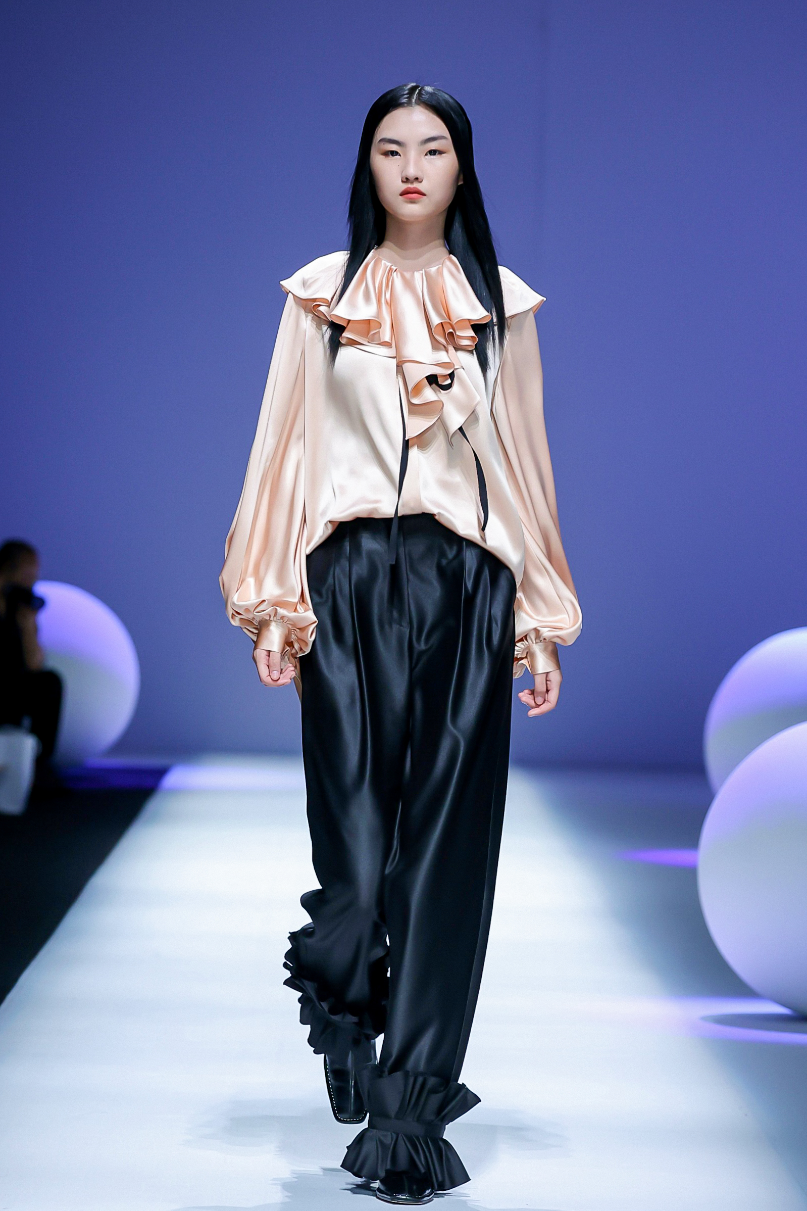 9日下午5:00,设计师邓兆萍的"拾·光"2022春夏新品亮相中国国际时装周