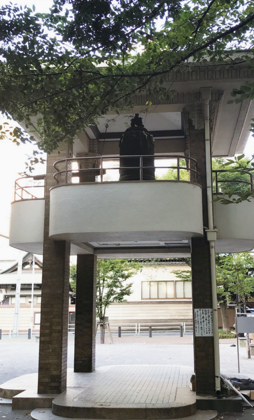 本石町大钟，建于1711年。钟楼为现代所建。古老的大钟得以幸存，但是从原来的位置移到此处，安置在难看的钢筋混凝土结构中