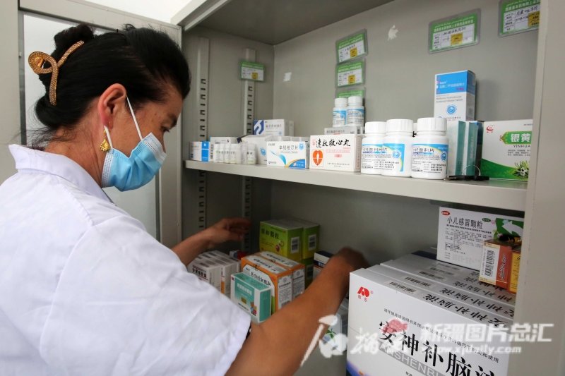 6月30日在伽师县江巴孜乡托万尕勒村卫生室,村医在整理药品。石榴云/新疆日报记者 蔡增乐摄