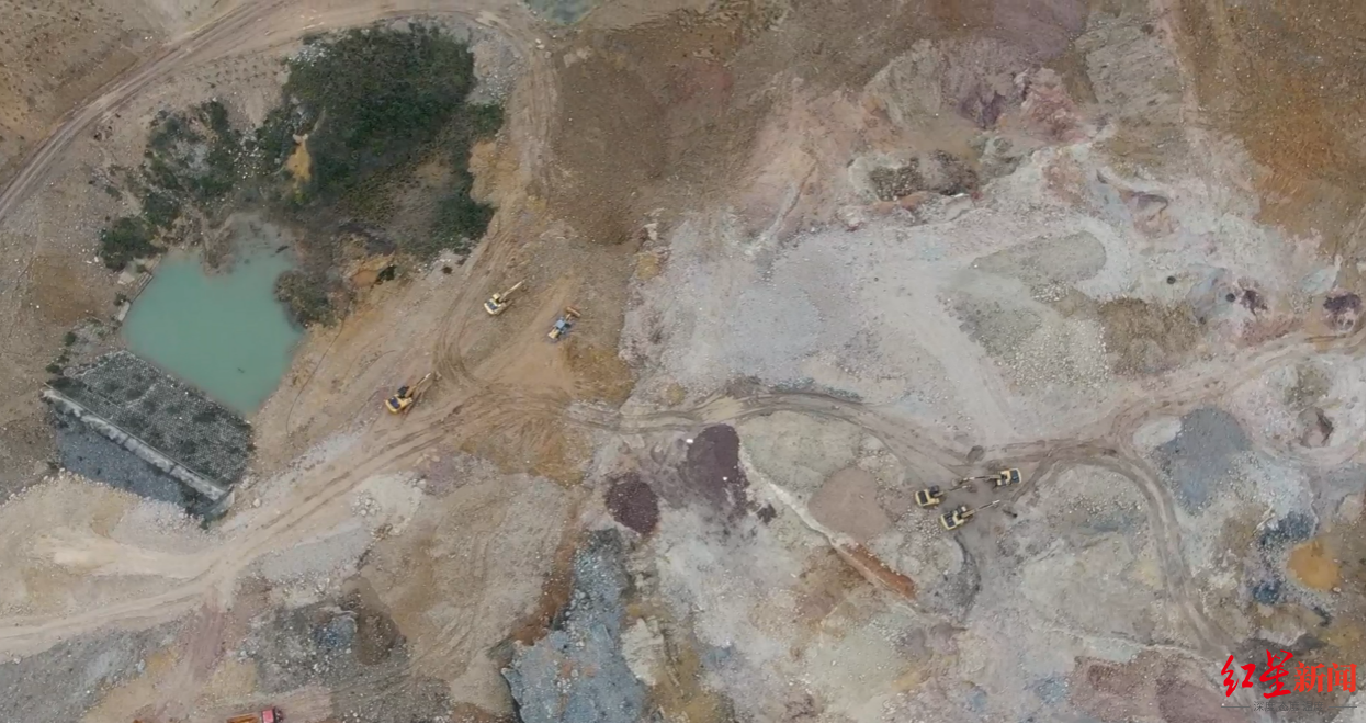 ▲2021年12月18日，督察组使用无人机拍摄，应于2018年底关闭退出的黄平县麦巴铝土矿仍在大面积开挖，生态破坏严重