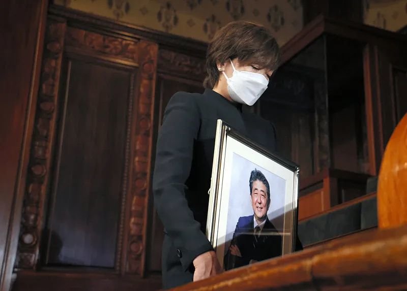 10月27日，安倍昭惠在众议院全体会议上聆听日本前首相野田佳彦的悼词。图源：视觉中国