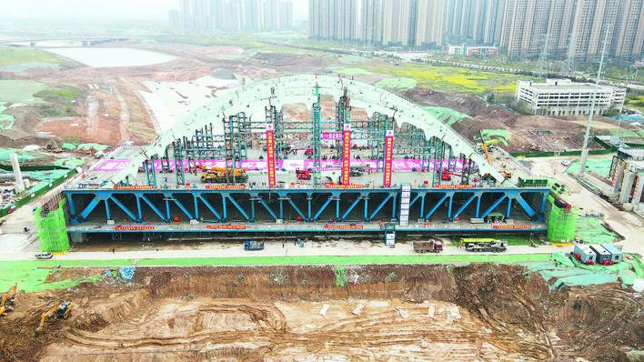 引江济淮繁华大道桥主线桥合龙,全长153米,飞架江淮运河。