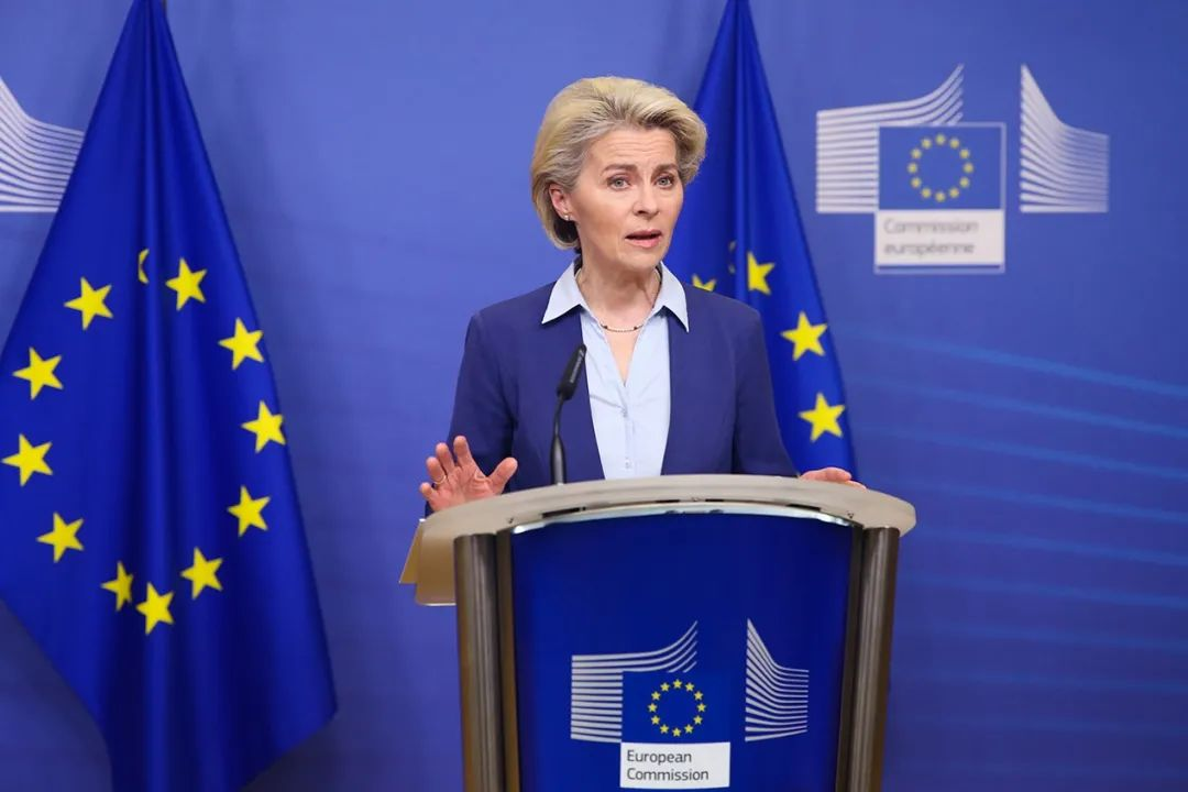 2022年2月22日，欧盟委员会主席冯德莱恩在比利时布鲁塞尔欧盟总部就乌克兰局势发表声明。图｜新华社