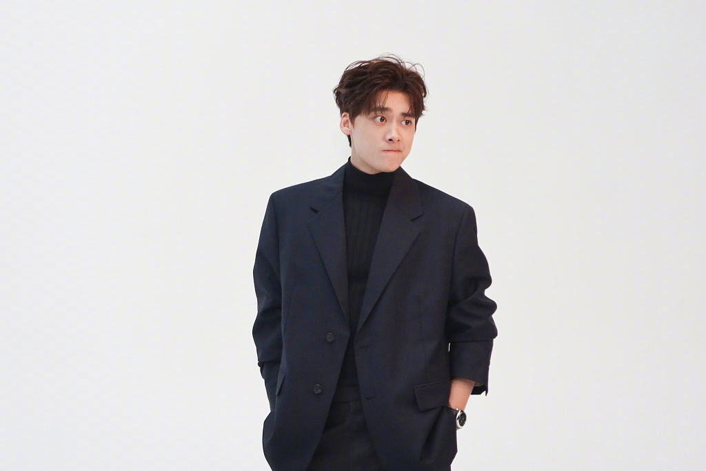 李易峰黑干安写真花絮释出身穿黑色西装儒雅有型