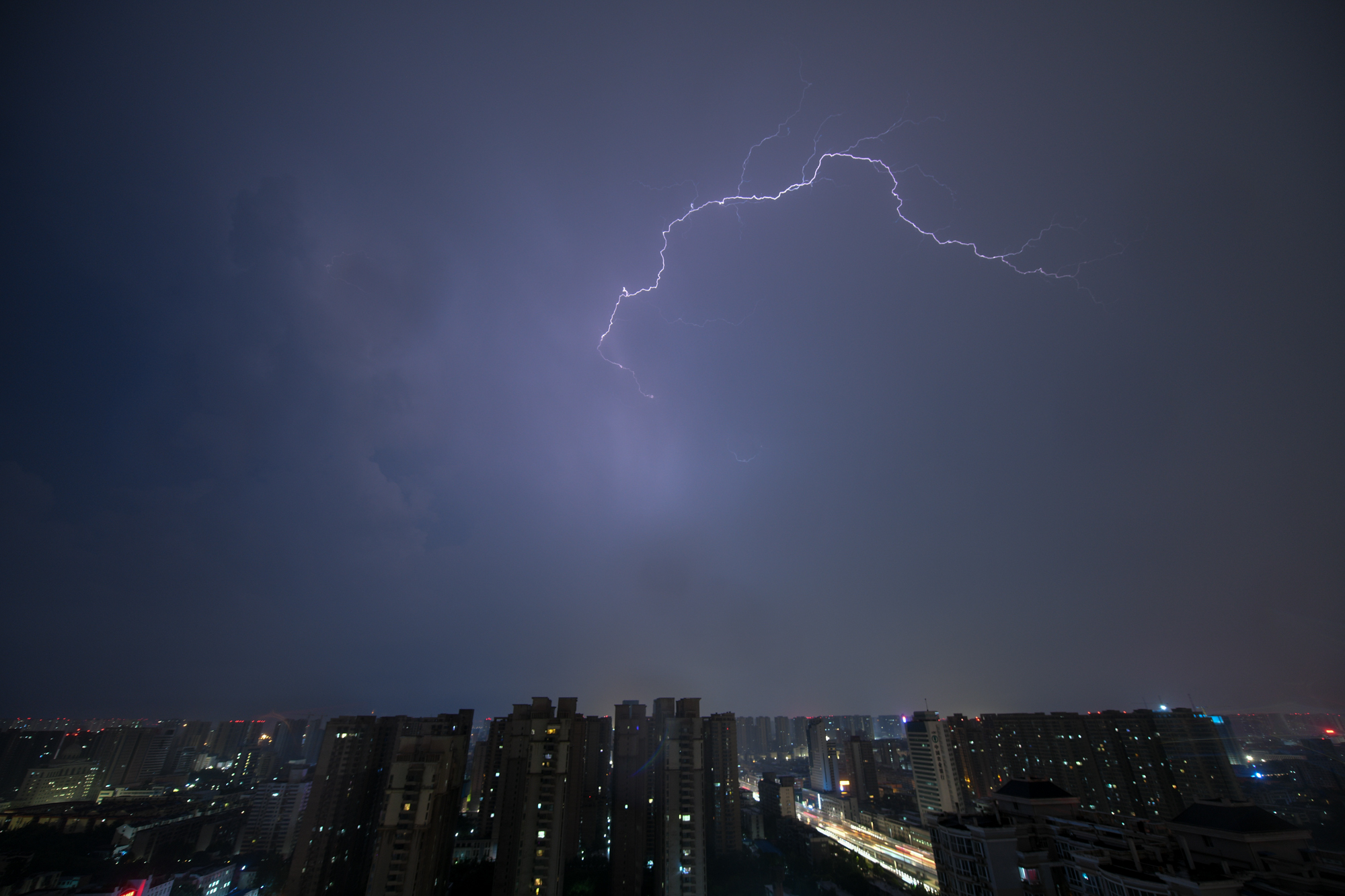 在天空中转瞬即逝的闪电。图/IC photo
