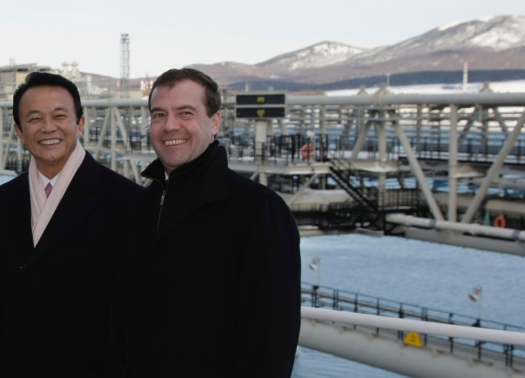 2009年2月18日，在俄罗斯远东城市南萨哈林斯克，时任俄罗斯总统梅德韦杰夫（右）与时任日本首相麻生太郎参观双方在当地合作建造的“萨哈林２号”项目框架下的液化天然气工厂的投产仪式。新华社发