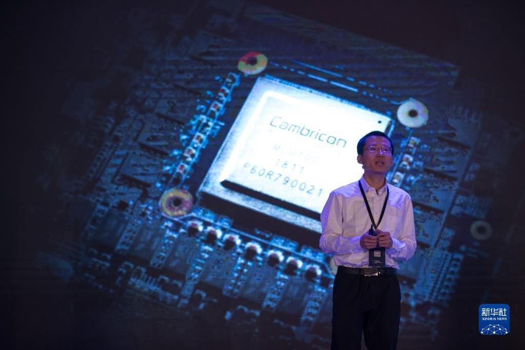 在上海国际会议中心举行的发布会上，寒武纪科技公司首席执行官陈天石介绍国内首款云端人工智能芯片（2018年5月3日摄）。新华社记者 金立旺 摄