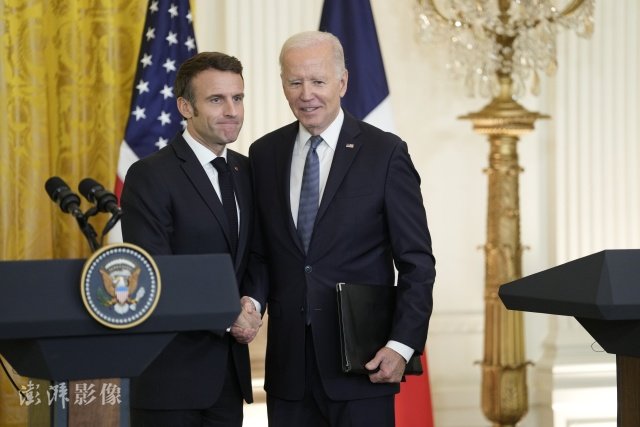 当地时间12月1日，美国华盛顿，美国总统拜登与法国总统马克龙举行联合记者会。图自澎湃影像