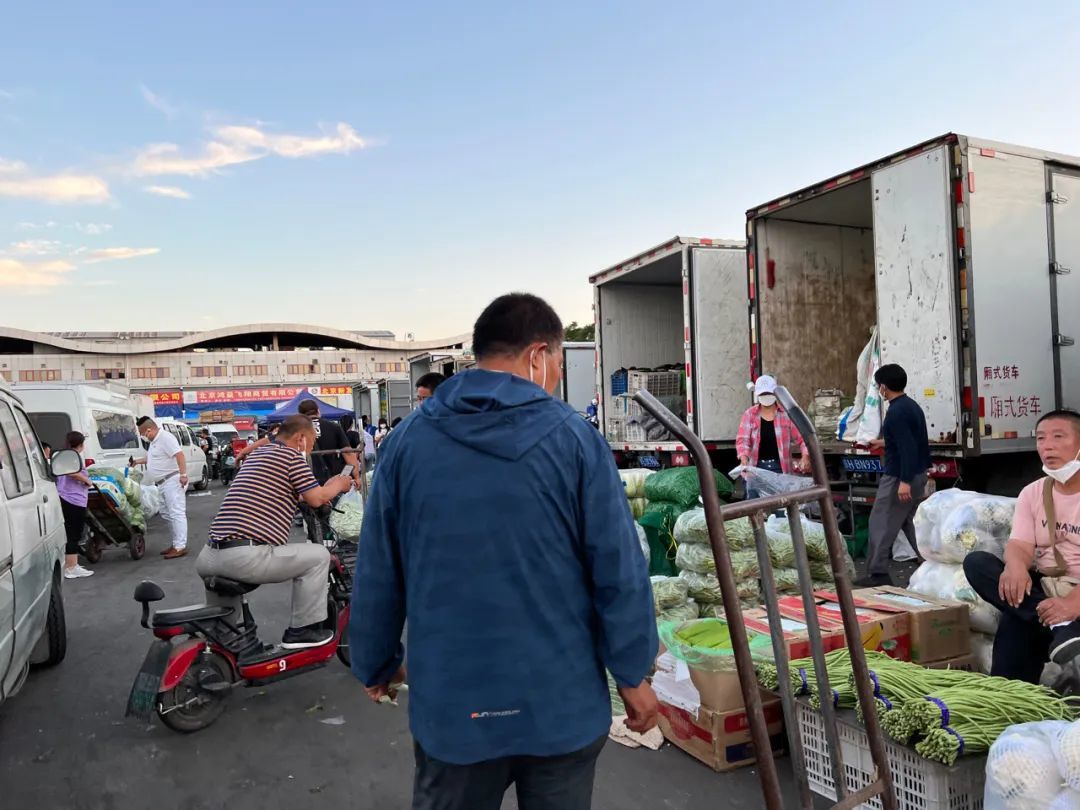 5月26日,吴勇在新发地市场采购.新京报记者 陈亚杰 摄