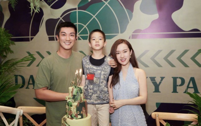 风波后更甜杜江霍思燕高调秀恩爱冲浪板上玩接吻甜出新高度