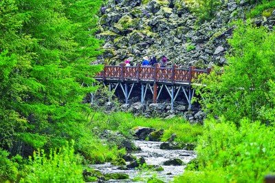 游客在内蒙古兴安盟阿尔山国家森林公园游览。新华社发