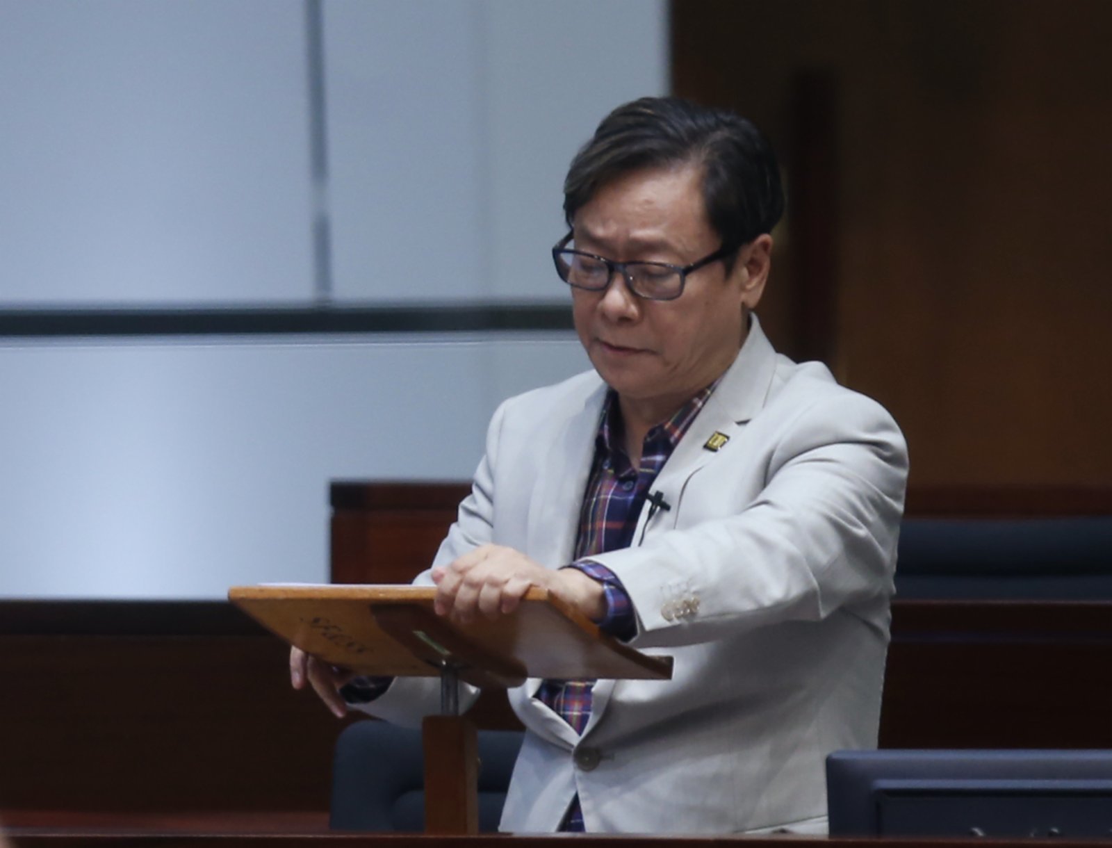 1月3日晚间,黄毓民在境外视频平台上宣布《癫狗日报