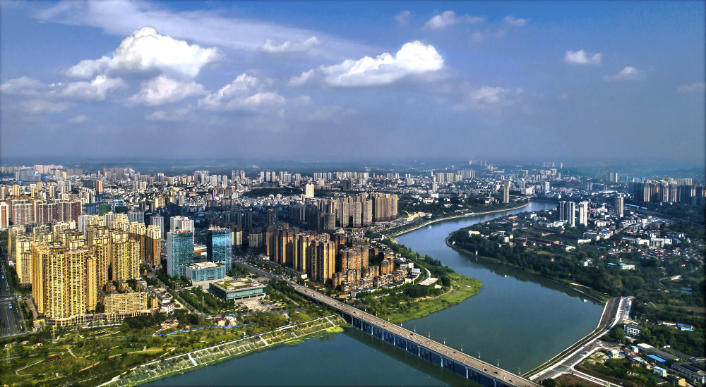 从四川省内江市城区穿城而过的沱江(2020年5月31日摄,无人机照片)