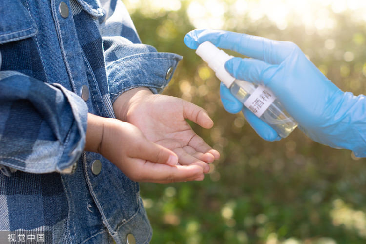 没法打疫苗的血液病人,只能尽最大能力做好防护。/视觉中国