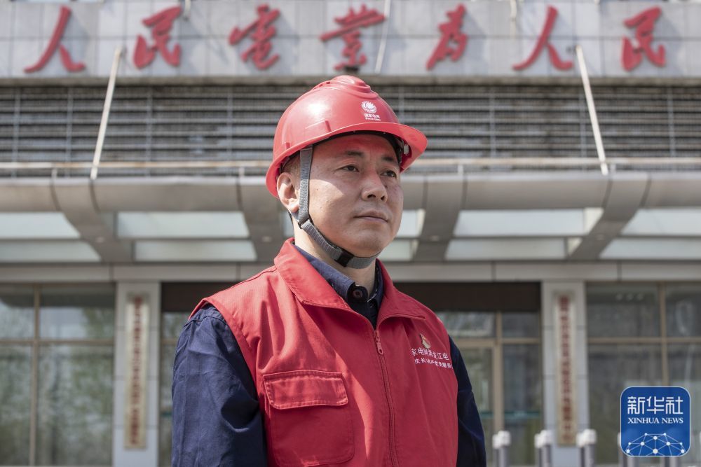 4月29日拍摄的国家电网黑龙江电力(李庆长)共产党员服务队队长梅宏刚。新华社记者 张涛 摄
