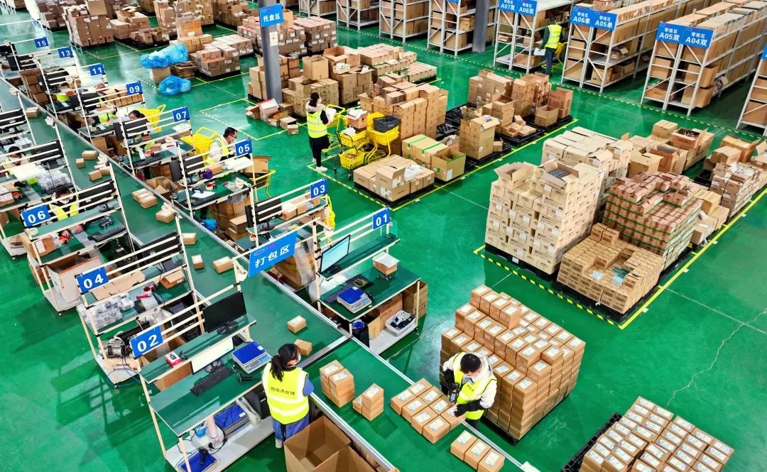 江西省龙南市保税物流中心仓储配货区,工作人员在按照"双十二"电商
