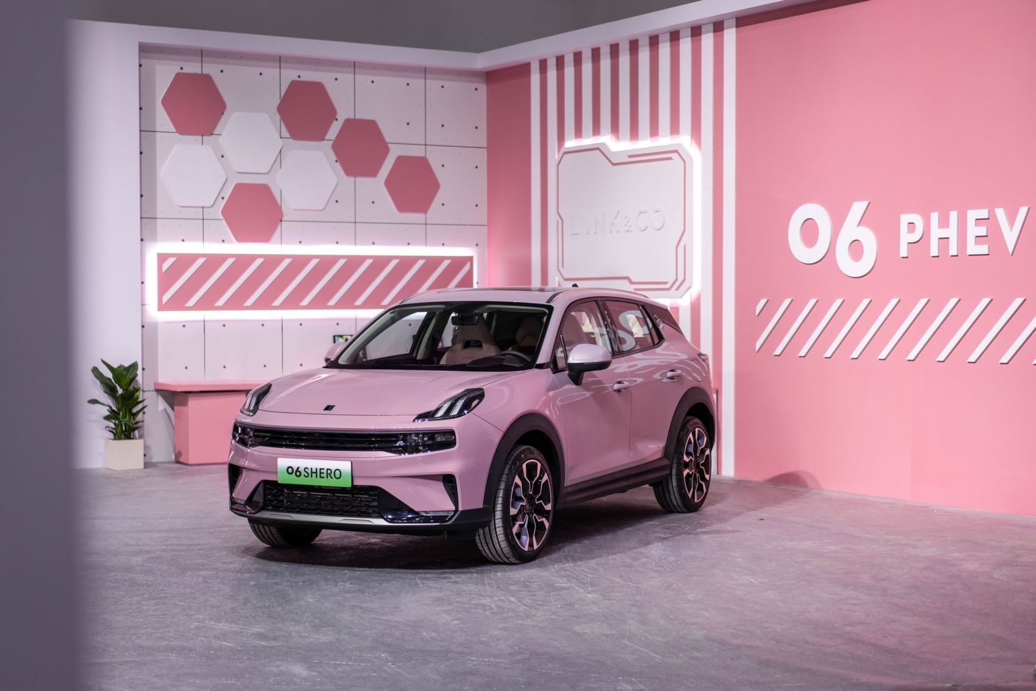 售1688万元领克06phevshero粉色特别版上市