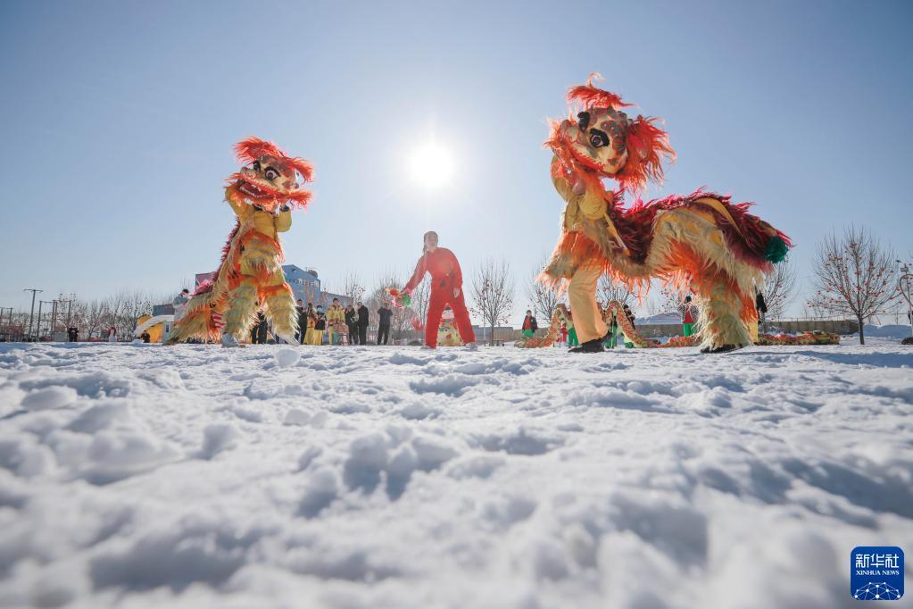 春节临近,各地上演精彩的民俗表演,欢乐喜庆迎新年.