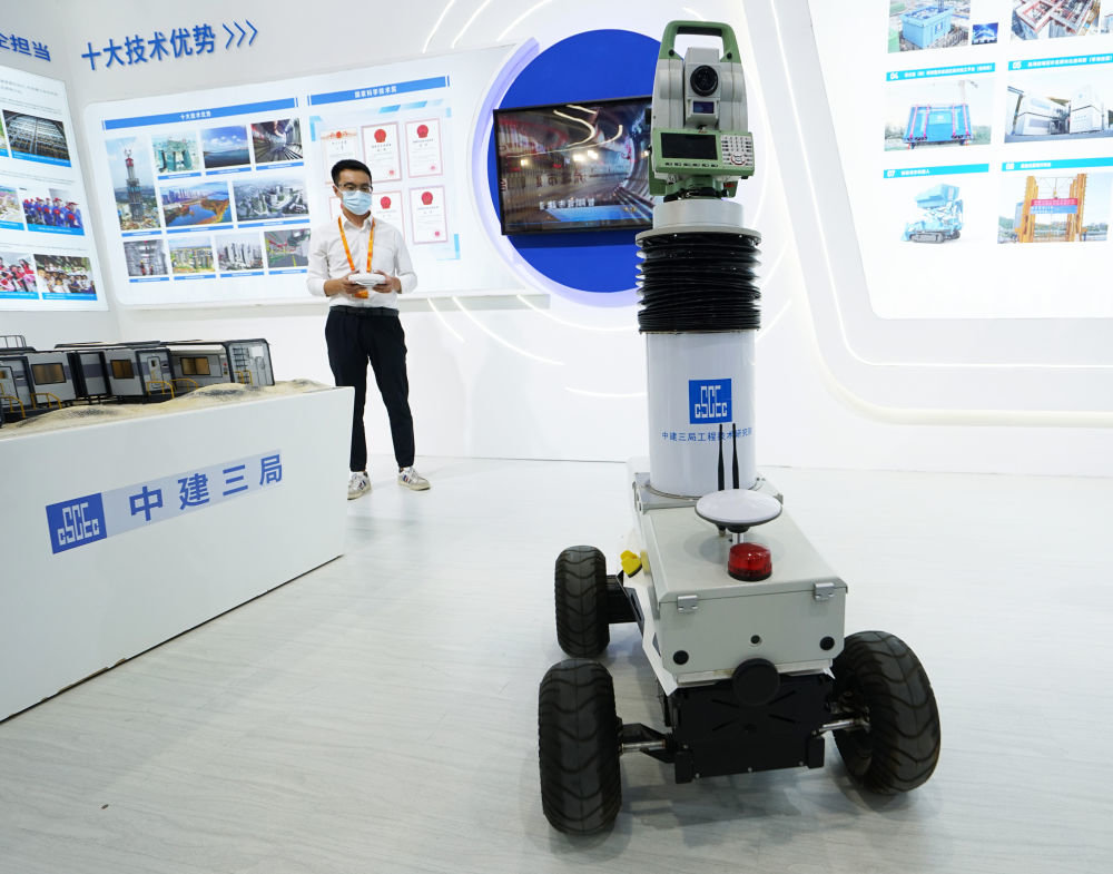 ↑9月1日，在2022年服贸会首钢园区，工作人员展示道路工程移动式高精度测量机器人。