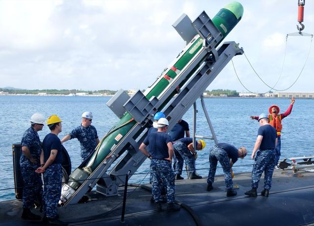 图为采用尾流探测技术的mk48鱼雷