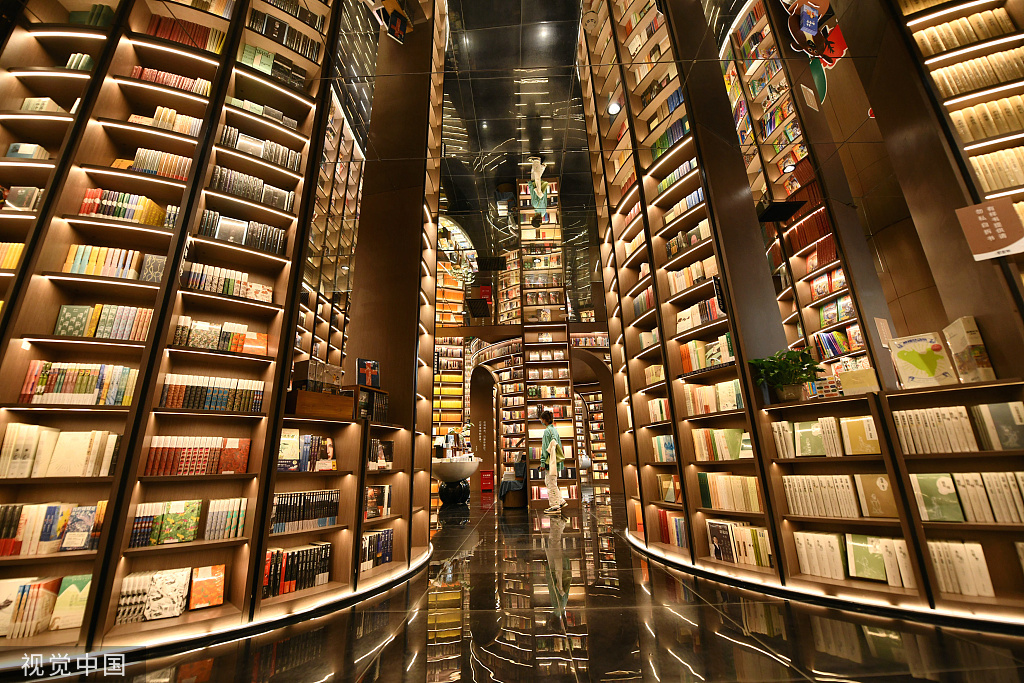 2022年3月28日,成都,都江堰钟书阁书店因其独特的空间设计吸引了一些读者前来拍照打卡。 这家书店在装修上使用了相当多的玻璃镜面,走进书店内部,会让人感觉空间特别大,四周也充满着魔幻感,如同走进了一座“奇幻森林”。