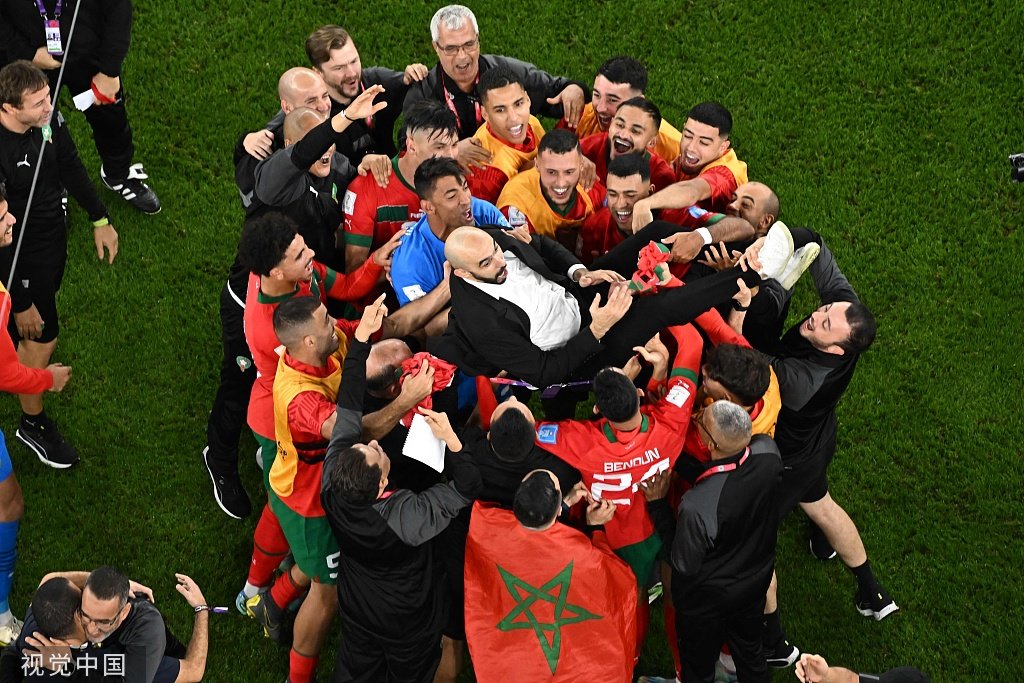 摩洛哥球员又一次抛起了主帅雷格拉吉。