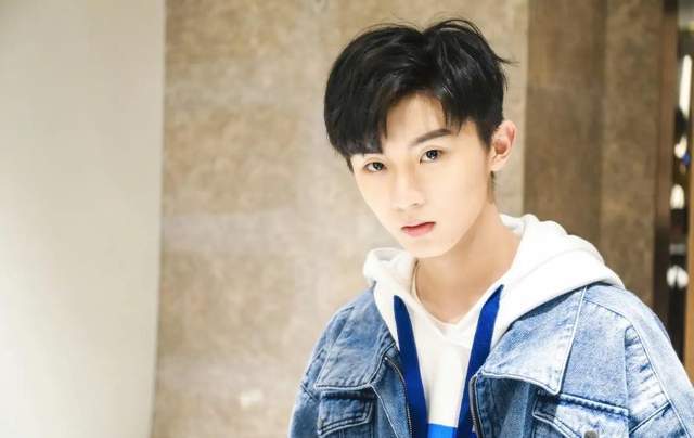 面对偶像们尬吹的高考成绩，郝蕾的金句总是好用的