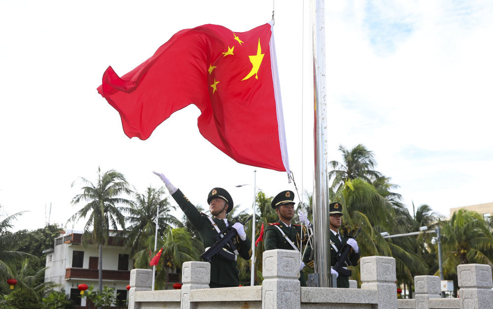 △10月1日，海南省三沙市在永兴岛举行升国旗仪式。