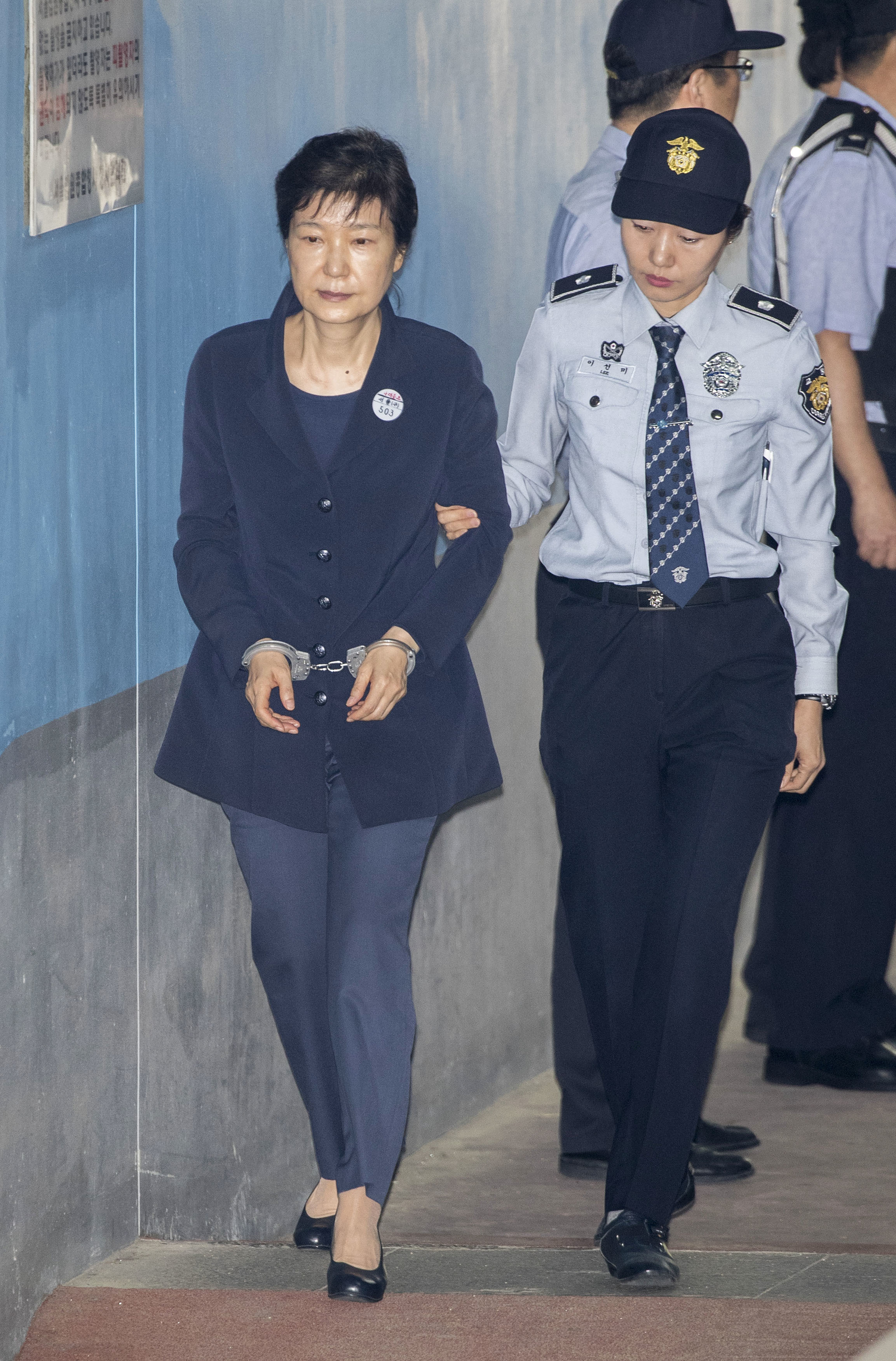 朴槿惠出庭受审 一手扶腰和狱警边走边聊精神状态见好_图片频道__中国青年网