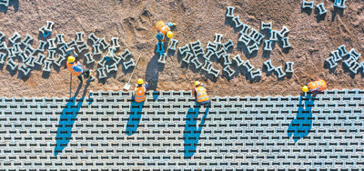 长江安徽省芜湖市河段整治工程现场，工人们正进行生态护坡施工作业。肖本祥摄（人民视觉）